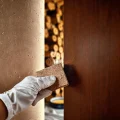 Фото по теме: Особенности шлифовки и покраски стен из оцилиндрованного бревна