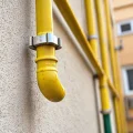 Фото по теме: Особенности покраски и защиты газовых труб на фасаде дома