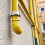 Фото по теме: Особенности покраски и защиты газовых труб на фасаде дома